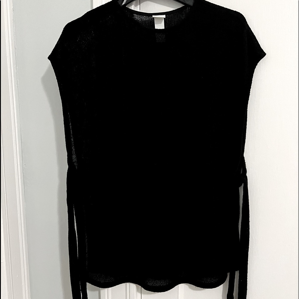 Cute Vest with both side open allow you to tide up.